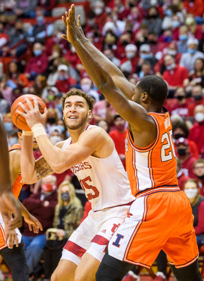 Race Thompson goes up for a shot in Indiana's matchup versus Illinois.